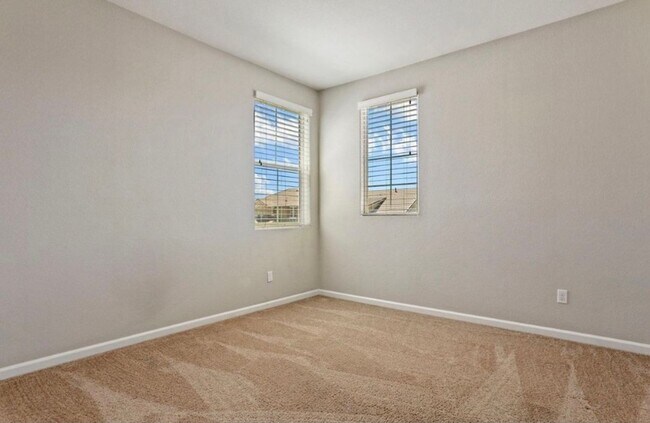 Building Photo - Beautiful 5 Bedroom, 3 Bath Tracy Home / B...