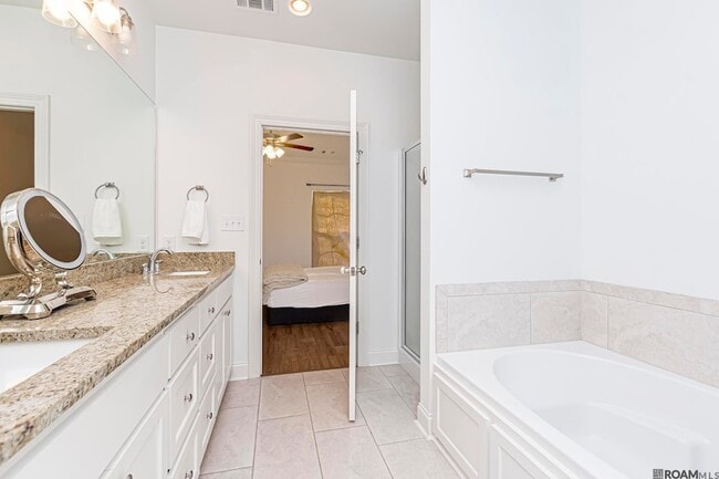 Building Photo - 8120 Stonelake Cir Ave E