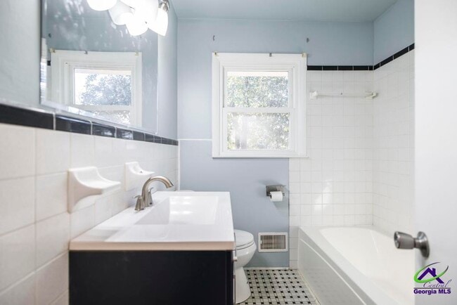 Building Photo - 718 Oakview Square