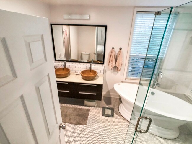 Building Photo - Beautiful Updated 2BR/2BA Condo Near Beltline