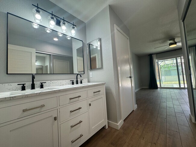 Building Photo - Beautiful 3 Bedroom Townhome near Mission ...