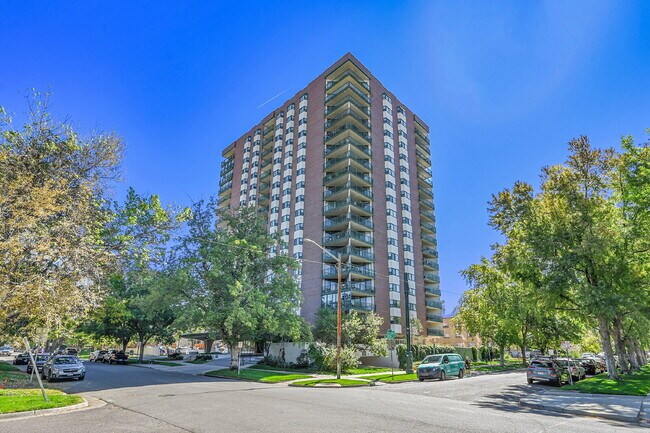 Building Photo - $1,795 - 1 Bed, 1 bath Condo in Denver wit...