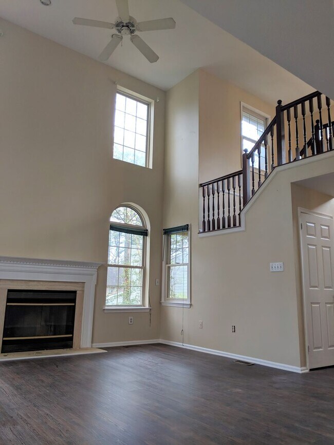 Building Photo - Spacious Single Family for Rent