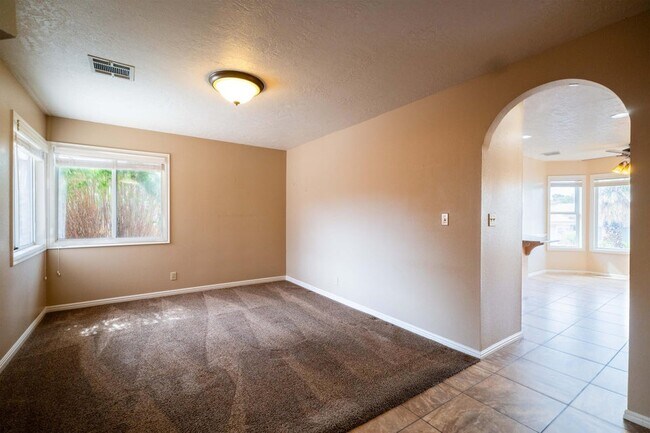 Building Photo - 984 Larkspur Rd