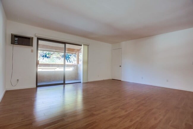Building Photo - Cute Oceanside condo with garage parking!