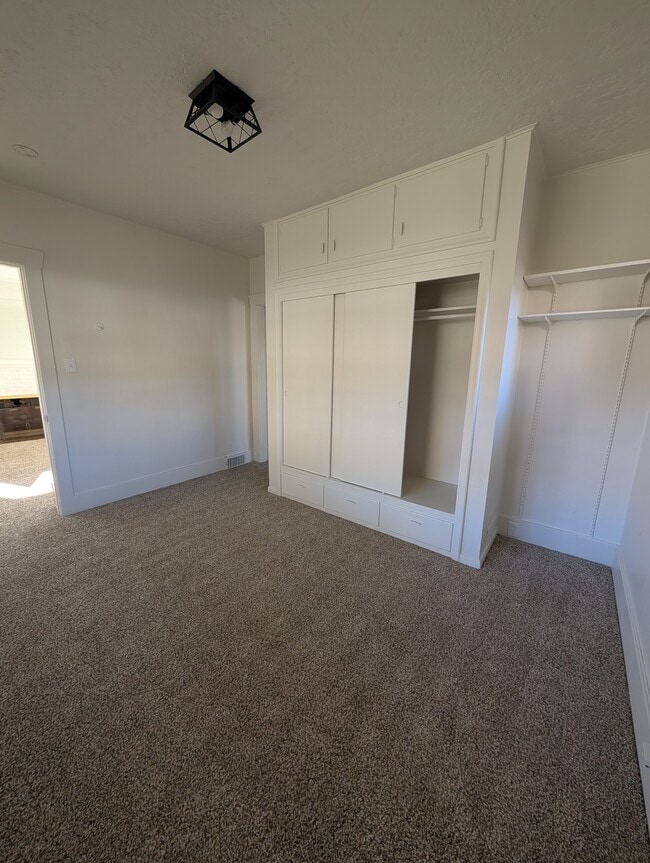 Building Photo - 225 N Main St