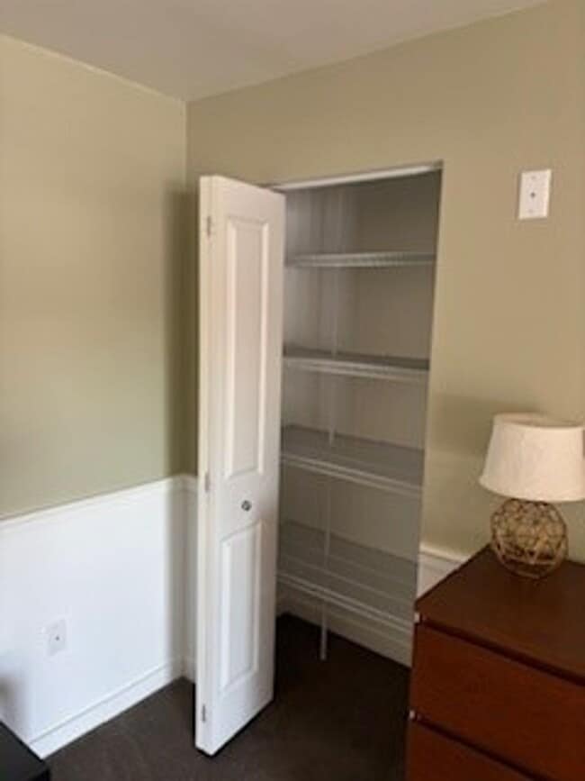 Building Photo - Bright and Spacious Condo for Rent in Downtown Verona