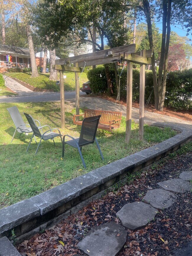 Building Photo - 1939 Lebanon Dr NE