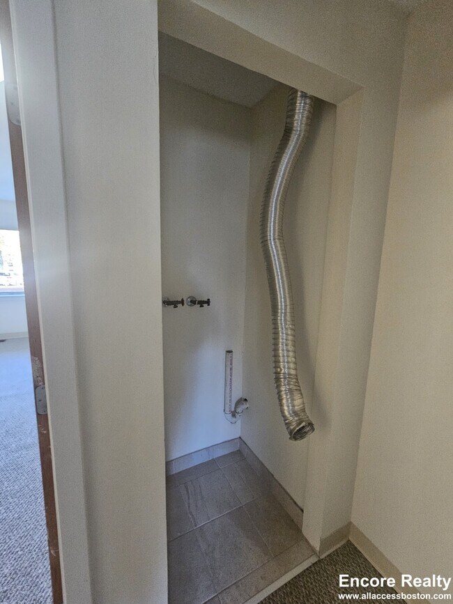 Building Photo - 150 N Beacon St