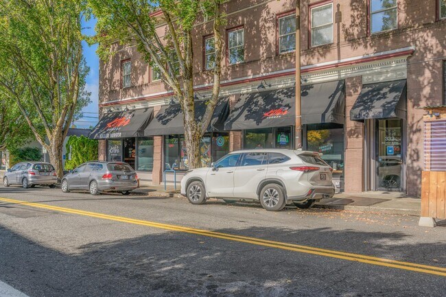 Building Photo - 626 NE Russell St