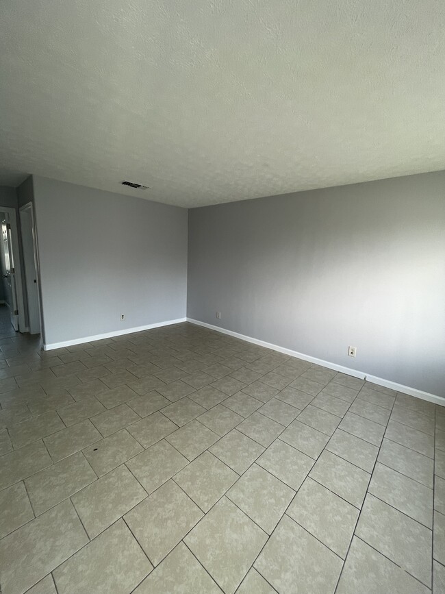 Building Photo - 715 W 13th St