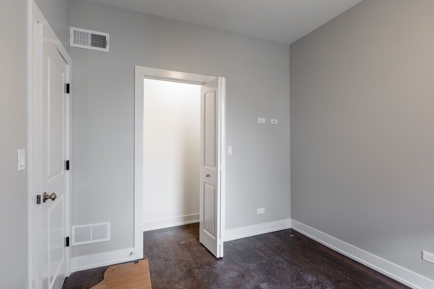 Building Photo - 3136 N Oakley Ave