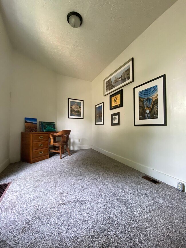 Building Photo - Large Home in Elm Heights - Available July...