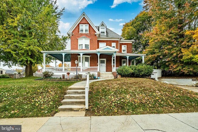 Building Photo - 300 N Penn St