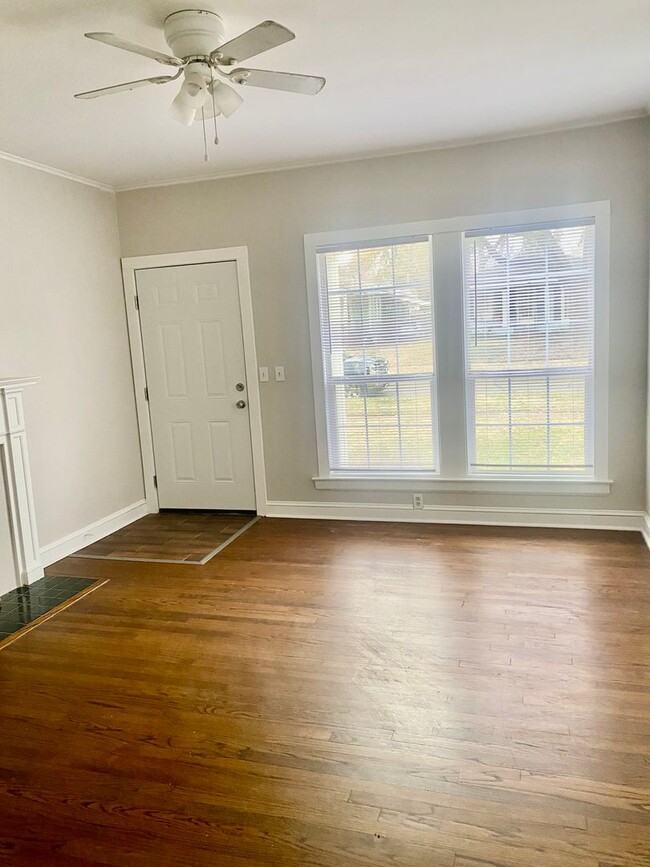 Building Photo - Charming 2-Bedroom Duplex for Lease – Sout...