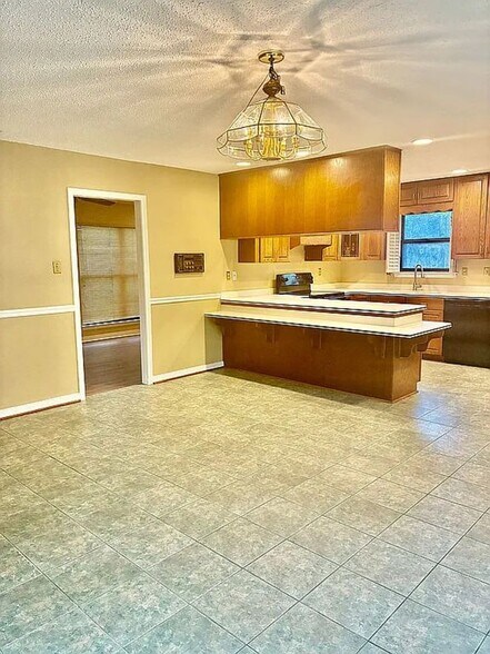 Building Photo - 7221 Lakewood Rd