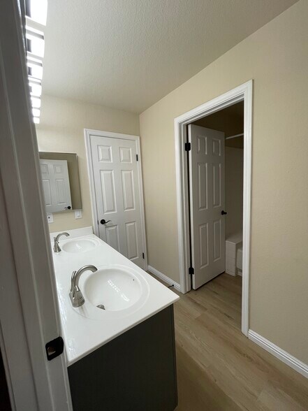 Building Photo - 423 Kinsmill Ct