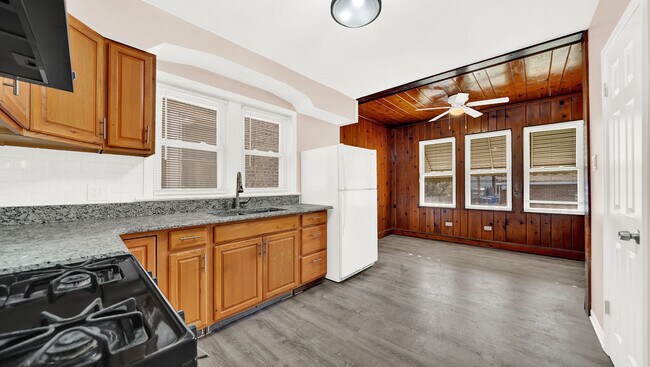 Building Photo - 3143 W 53rd Pl