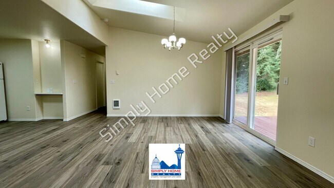 Building Photo - LUXURY DUPLEX RENTAL WITH SPACIOUS BACKYARD