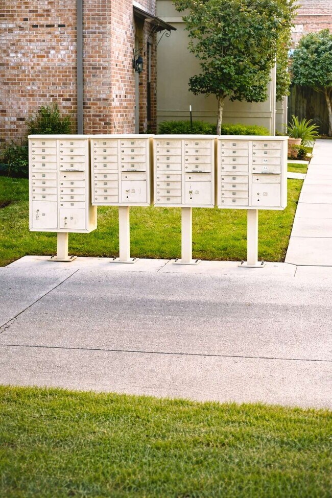 Building Photo - 1BR/1BA Upstairs Condo for Lease in Gated Chatsworth Court!