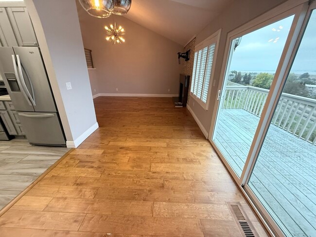 Building Photo - 533 Bustos Pl