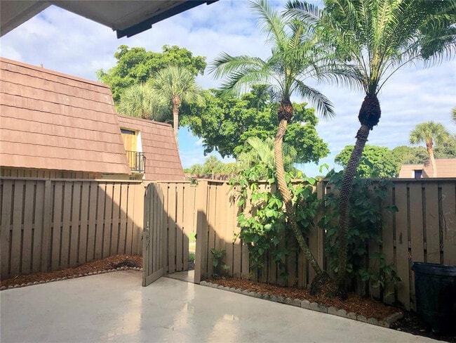 Building Photo - 714 7th Ct