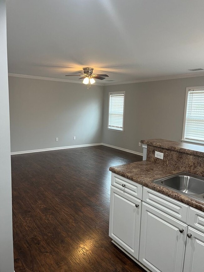 Building Photo - Great Location