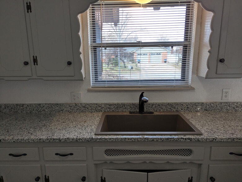 Building Photo - 1916 Graham Ave