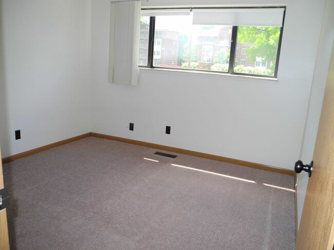 Building Photo - *Stone Gate Apartments - Advertising