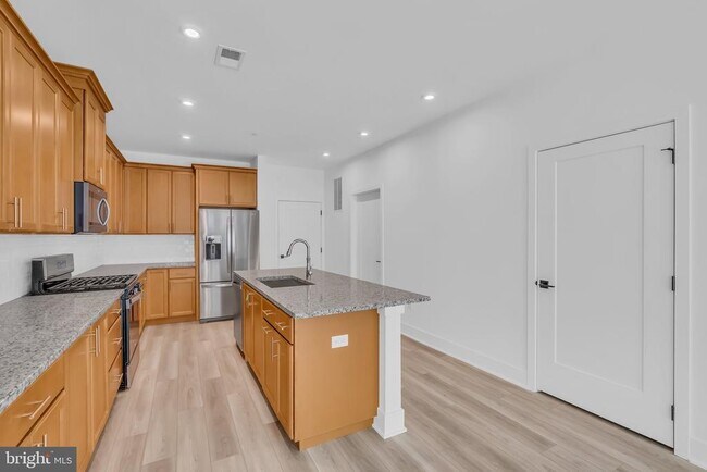Building Photo - 8102 Donatello Dr
