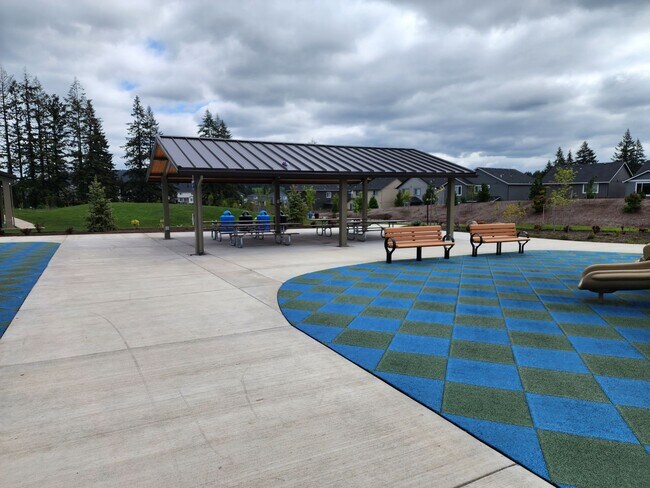 Building Photo - 3 bedroom Townhouse with Pool Access and E...