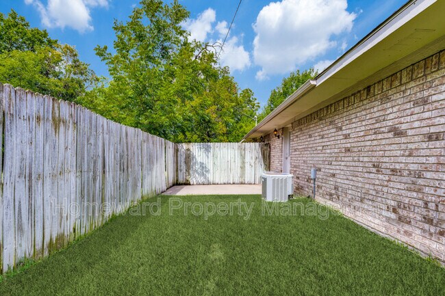 Building Photo - 806 W Belden St