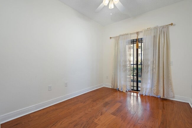 Building Photo - 2803 Sarento Pl