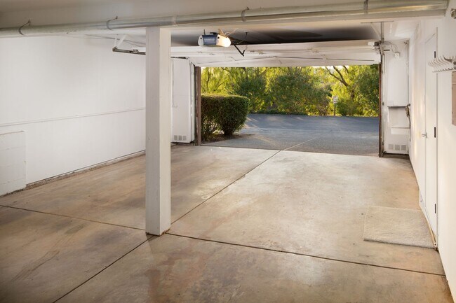 Building Photo - Gorgeous 3bd/2ba Townhouse, complete interior renovation, Modern upgrades, Community Pool -FOUNDA...