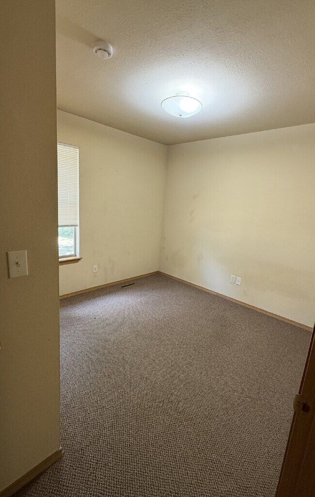 Building Photo - Welcome To Your New Home in Forsyth MO!