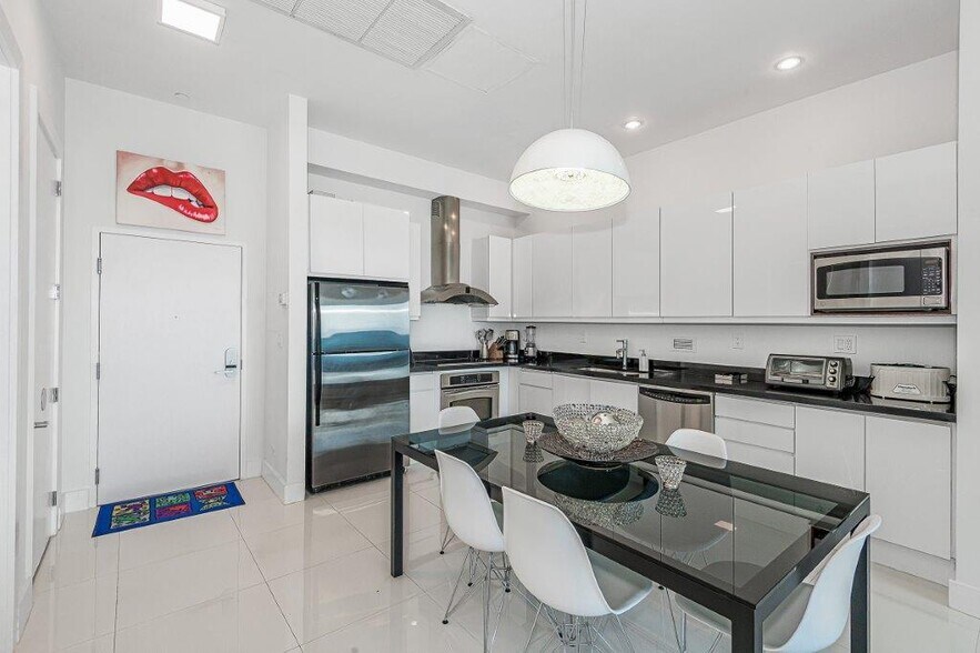 Building Photo - 2301 Collins Ave