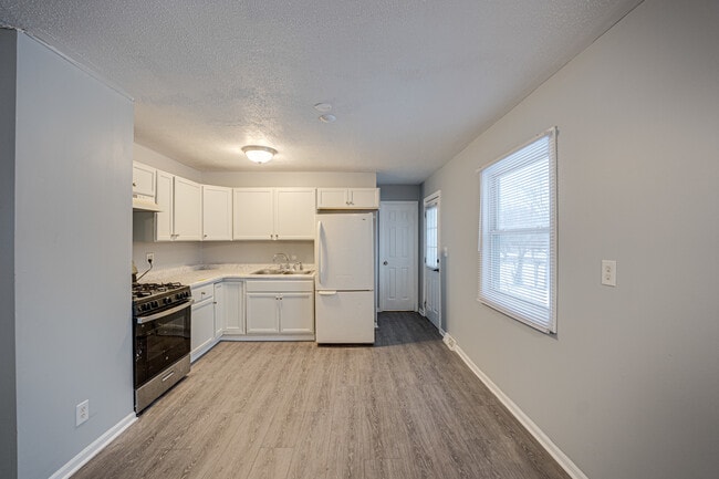 Building Photo - 2932 Cameron Ave