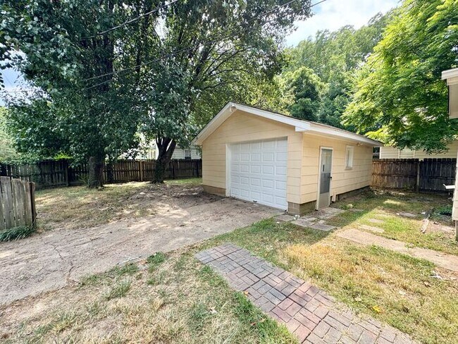 Building Photo - 3923 Spottswood Ave