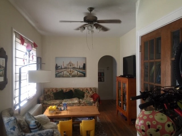 Building Photo - Charming bungalow available NOW in the heart of Colonial Williamsburg!