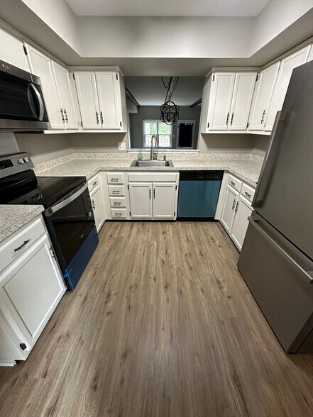 Kitchen - 887 Williams Pl