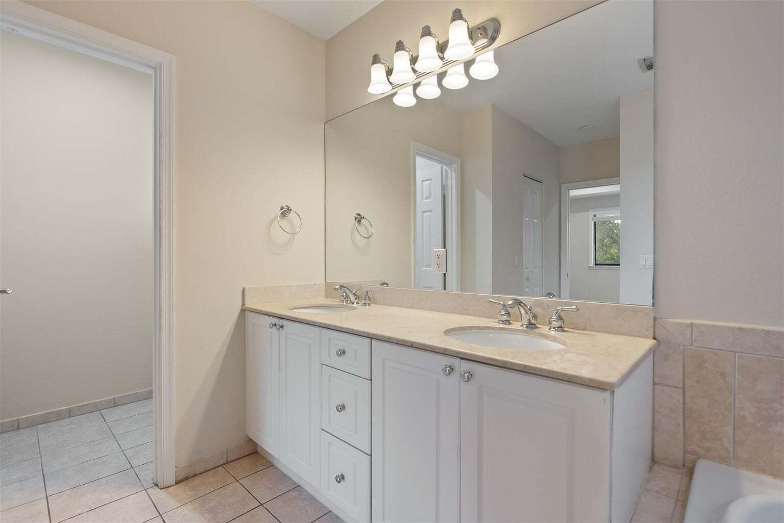 Building Photo - 6094 Live Oak Ct