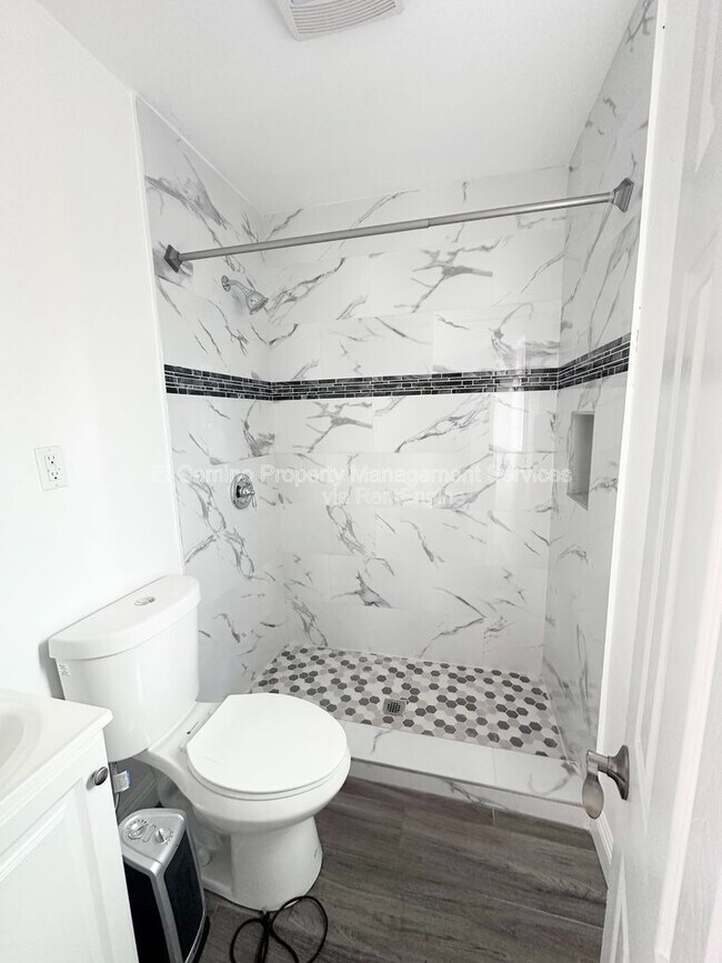 Building Photo - 3367 Walnut St