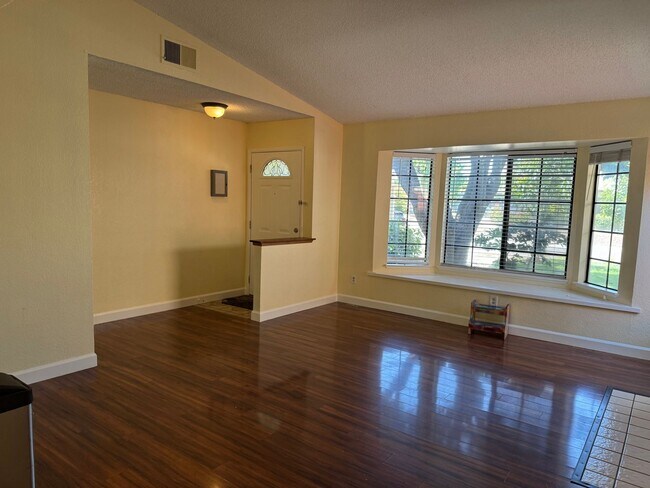 Building Photo - Great 4 Bedroom 3 Bathroom 2000 Sqft. Hous...