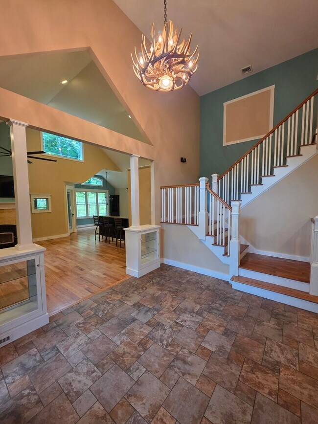 Building Photo - Luxurious 3-Bedroom Home in Poughquag, NY