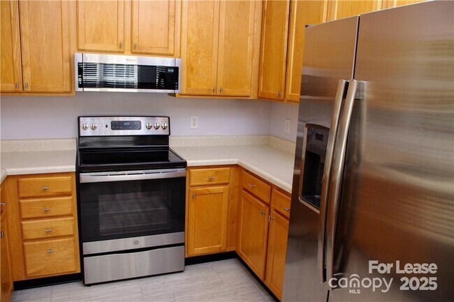 Building Photo - 917 Shearer St