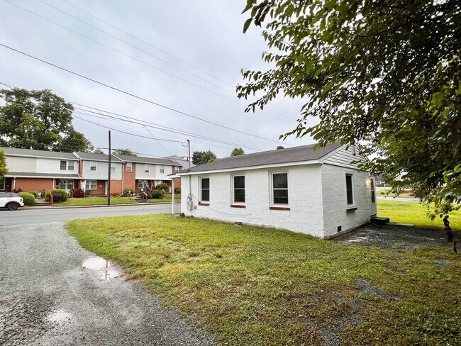 Building Photo - 912 Forest St