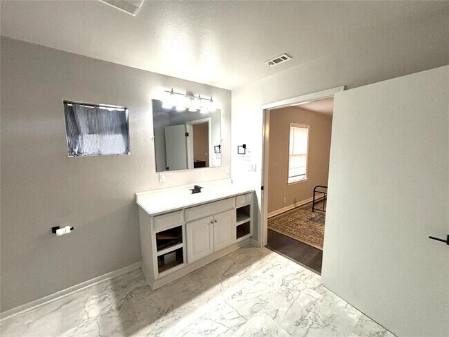 Building Photo - 521 S Oak Ave