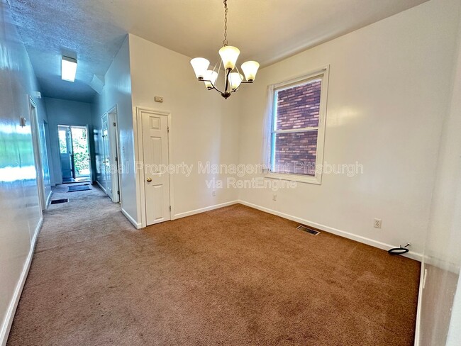 Building Photo - 822 Collins St