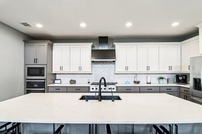 Building Photo - "Spacious 5-Bed Oasis with 4.5 Baths – You...