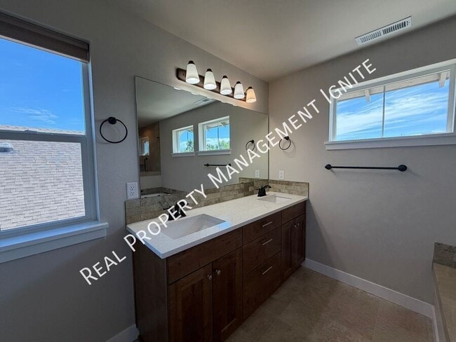 Building Photo - 2713 NE Black Oak Pl